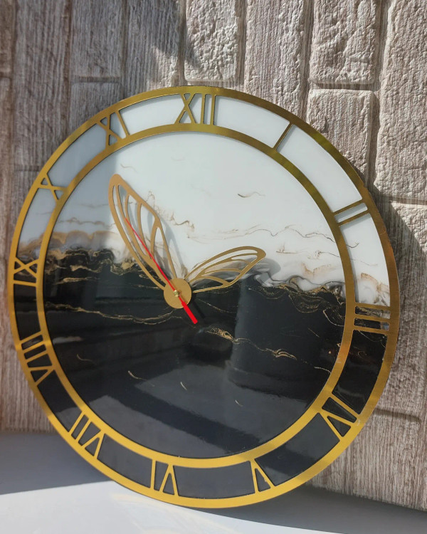 ساعت دیواری رزینی طرح شب و روز