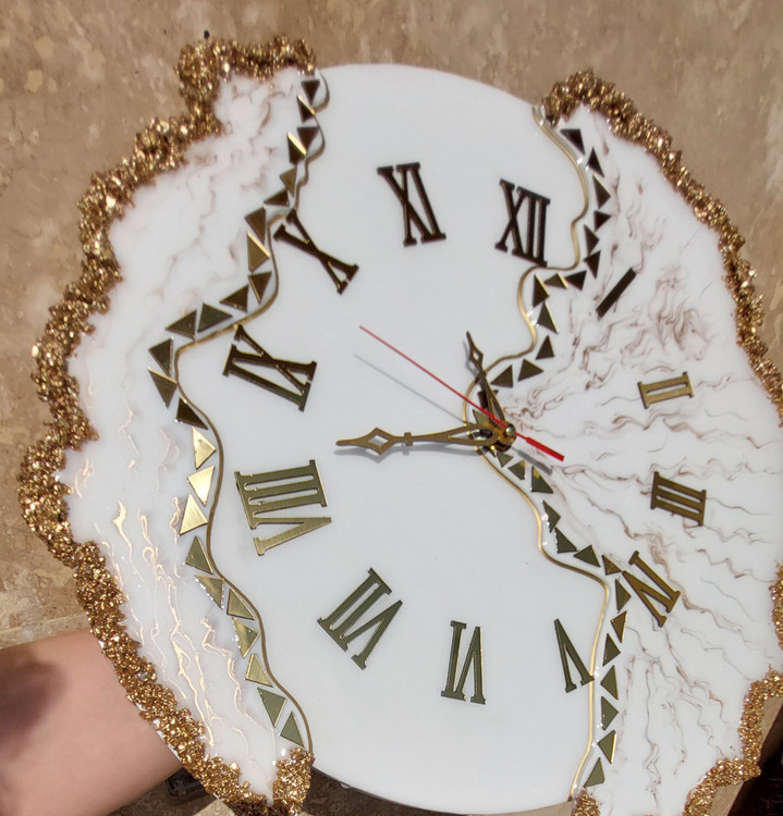 ساعت دیواری رزینی دفرمه سفید
