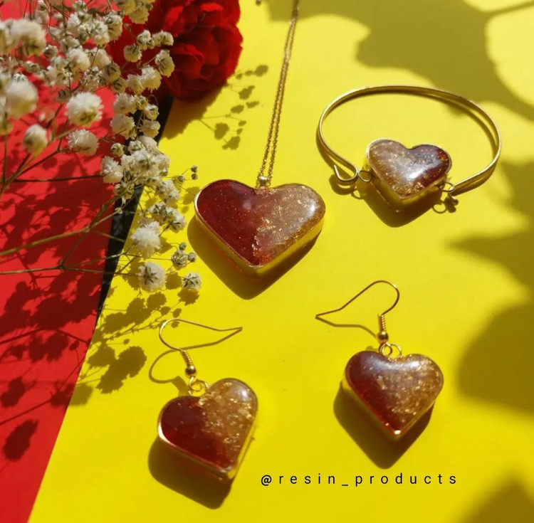 ست کامل زیورالات رزینی قلبی با بند دستبند النگویی