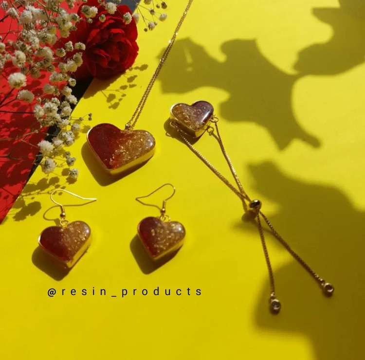 ست کامل زیورالات رزینی طرح قلب با بند دستبند آسانسوری