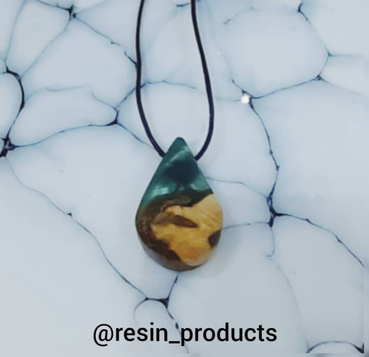 گردنبند رزینی با چوب سنجد