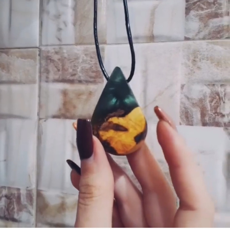 گردنبند چوب و رزین با بند چرمی