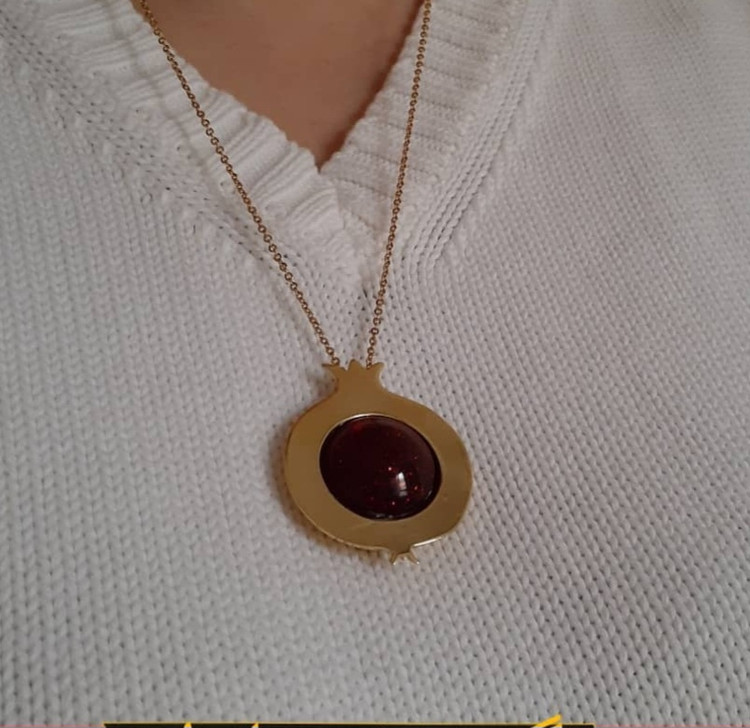 گردنبند رزینی انار مناسب یلدا
