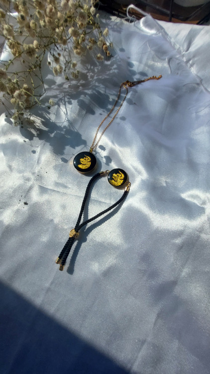 نیم ست گردنبند و دستبند رزینی نماد ماه اردیبهشت