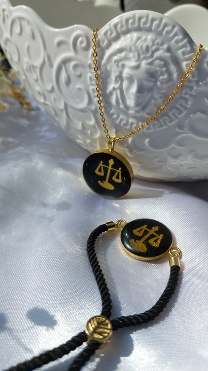 نیم ست گردنبند و دستبند رزینی نماد ماه تولد مهر