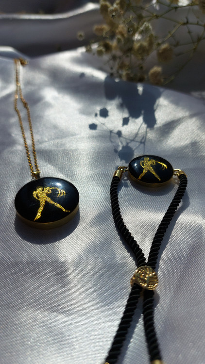 نیم ست گردنبند و دستبند رزینی نماد ماه تولد بهمن